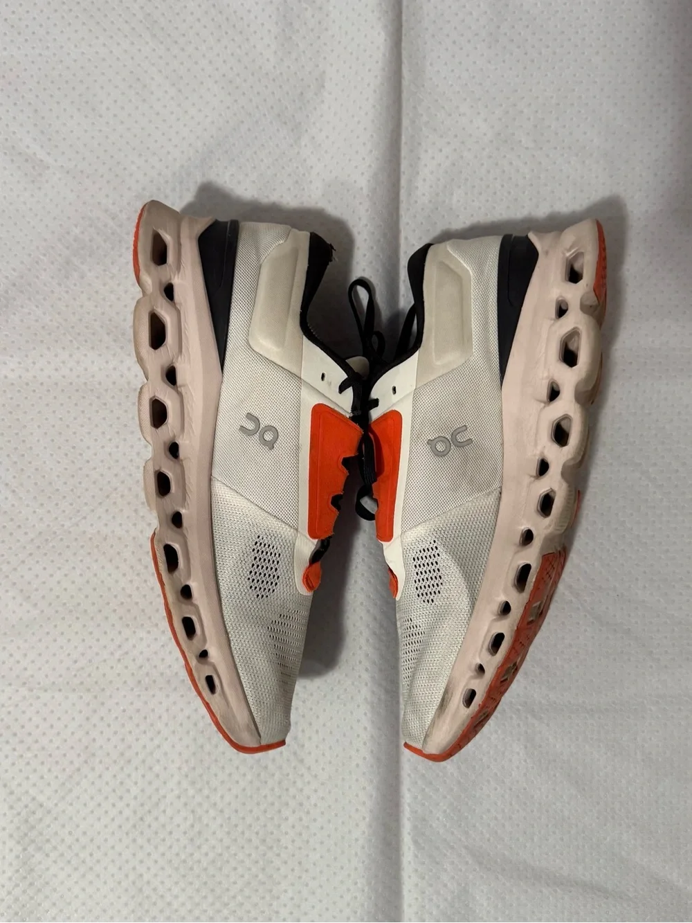 On Running silhouette upper overlays
